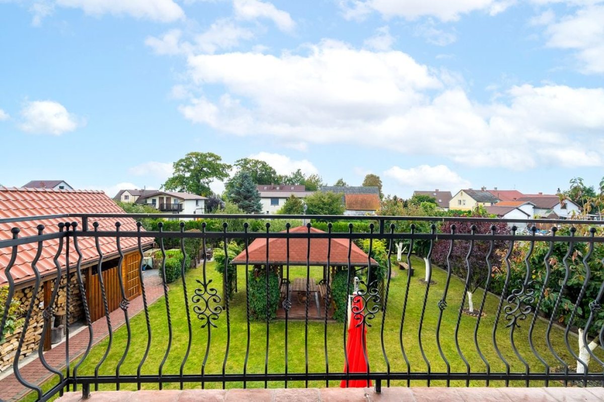 Dom z garażem i pięknym ogrodem (14)