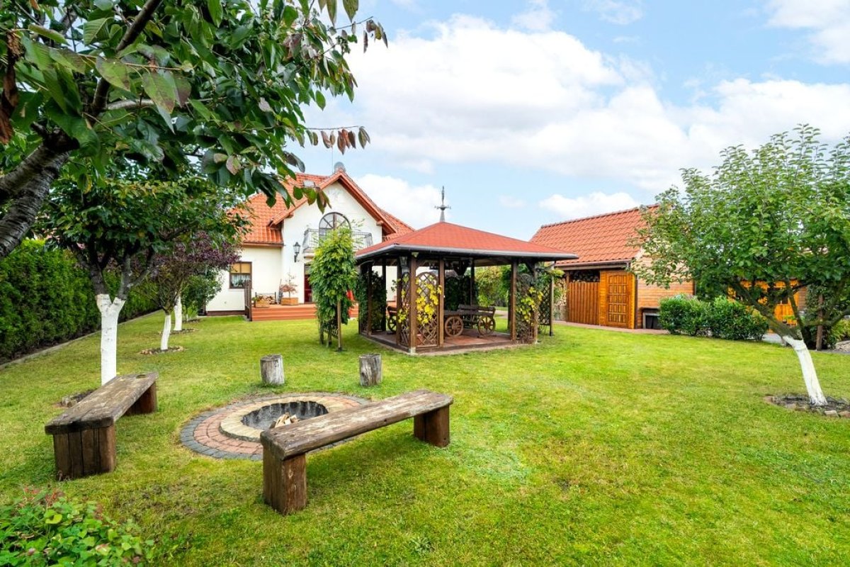 Dom z garażem i pięknym ogrodem (15)