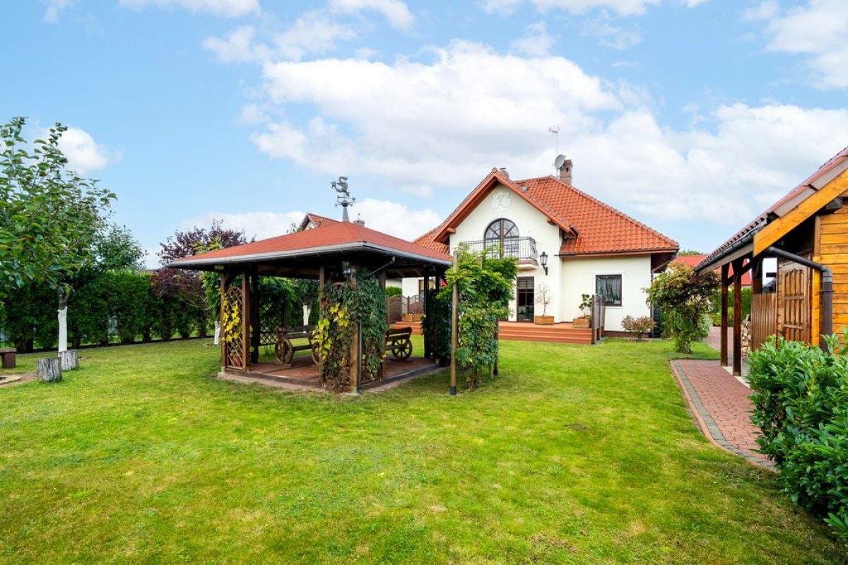 Dom z garażem i pięknym ogrodem (16)