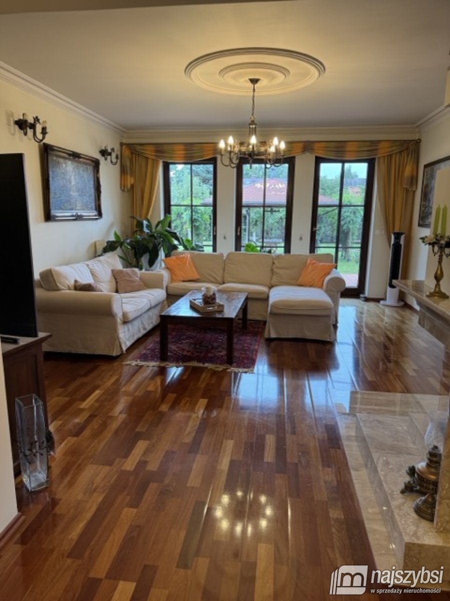 Dom z garażem i pięknym ogrodem (17)