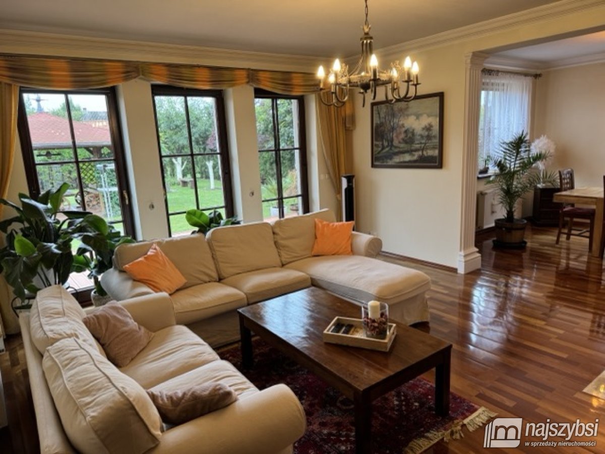 Dom z garażem i pięknym ogrodem (18)