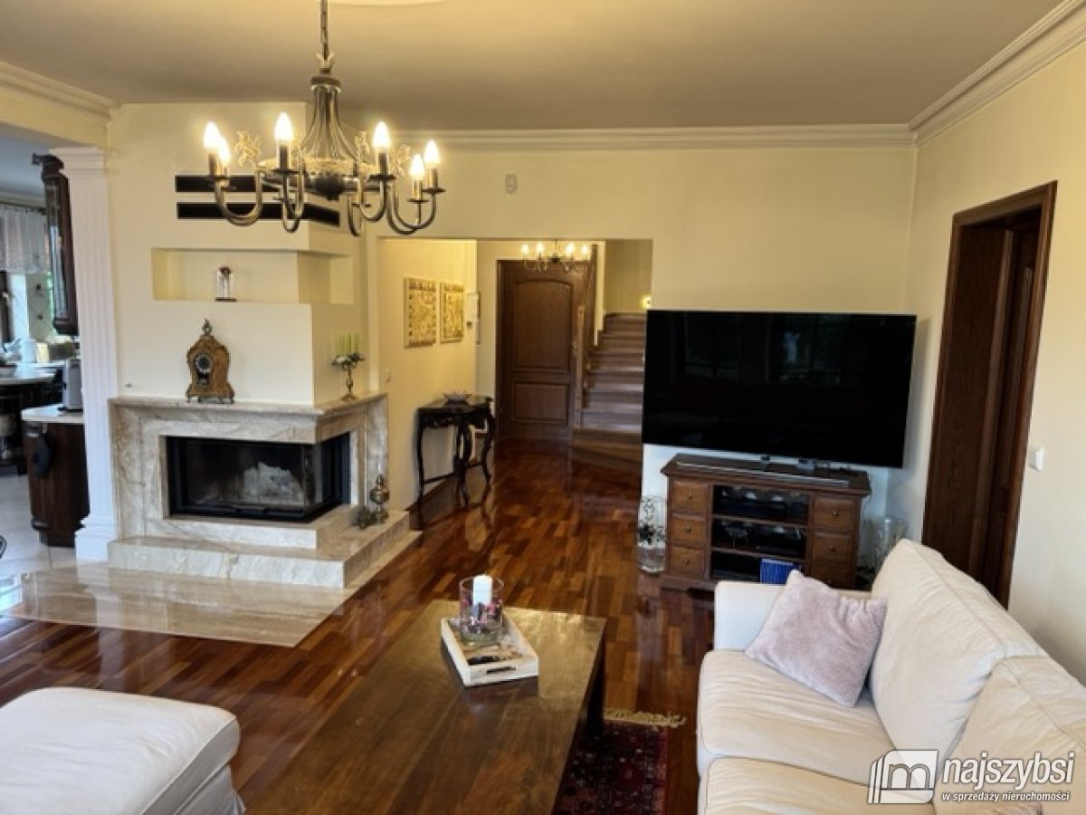 Dom z garażem i pięknym ogrodem (19)