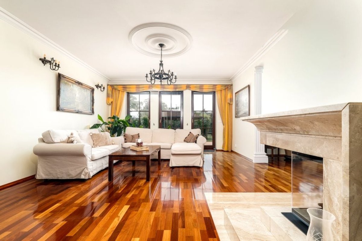 Dom z garażem i pięknym ogrodem (2)