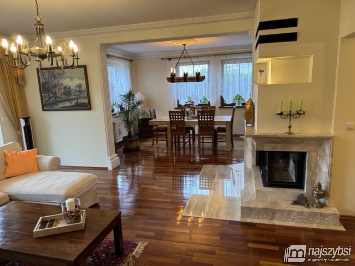 Dom z garażem i pięknym ogrodem (20)