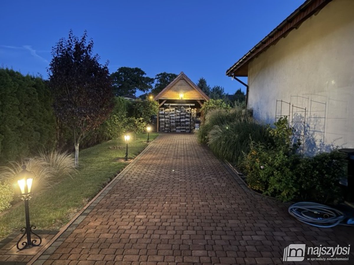 Dom z garażem i pięknym ogrodem (21)