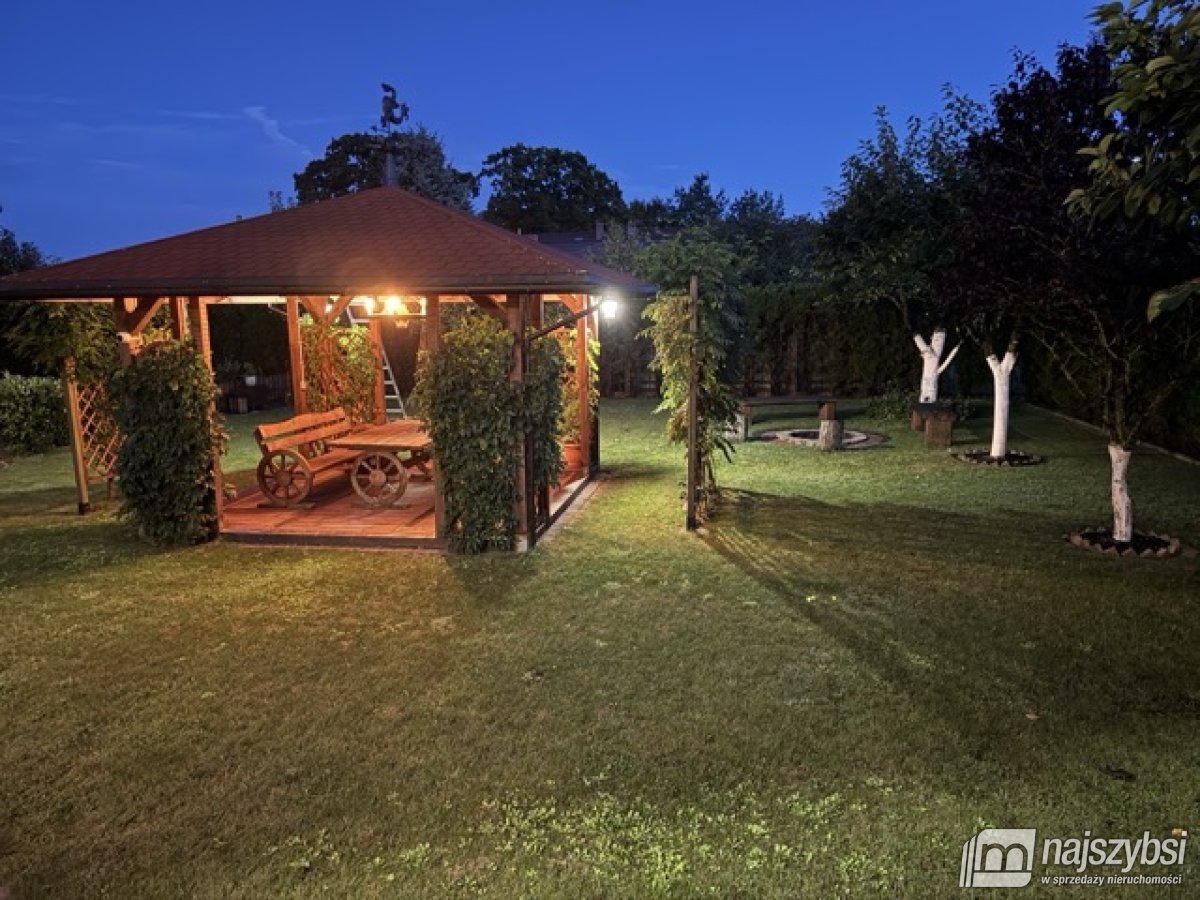 Dom z garażem i pięknym ogrodem (22)