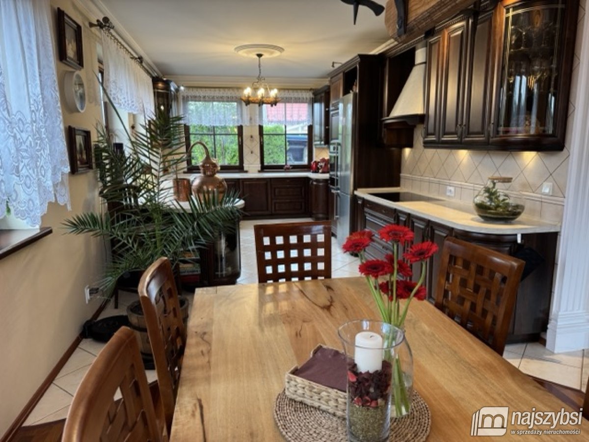 Dom z garażem i pięknym ogrodem (23)