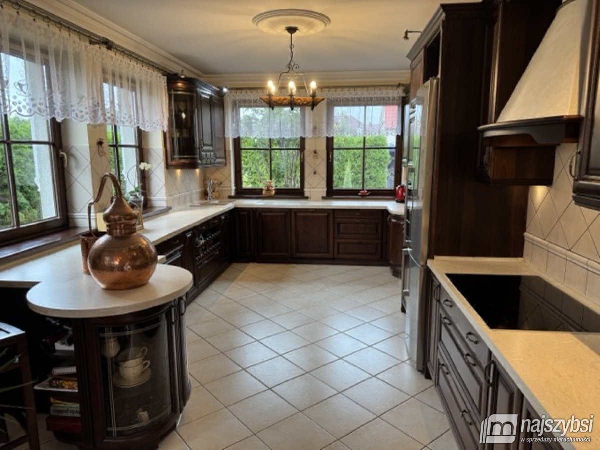 Dom z garażem i pięknym ogrodem (24)