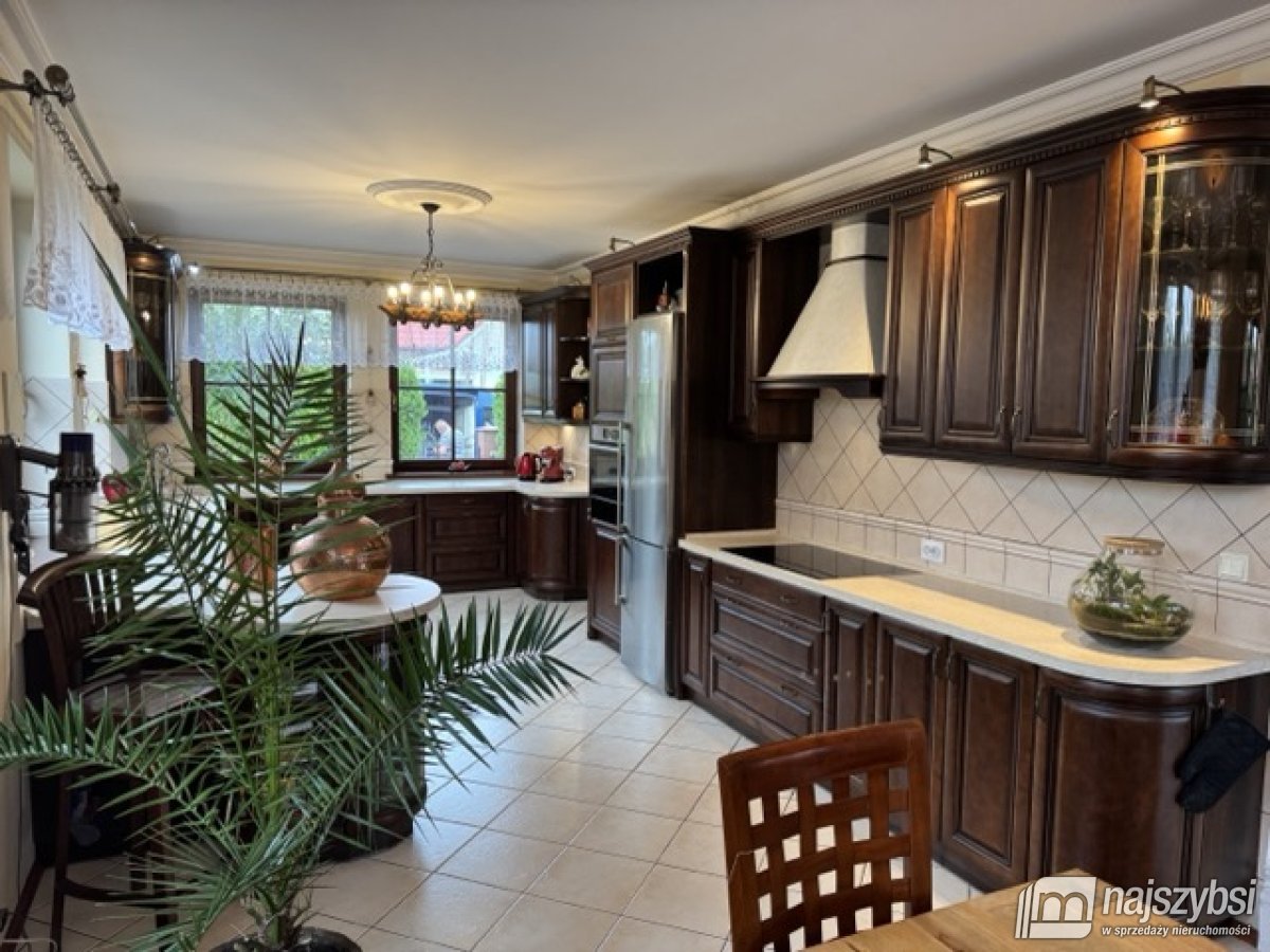 Dom z garażem i pięknym ogrodem (25)