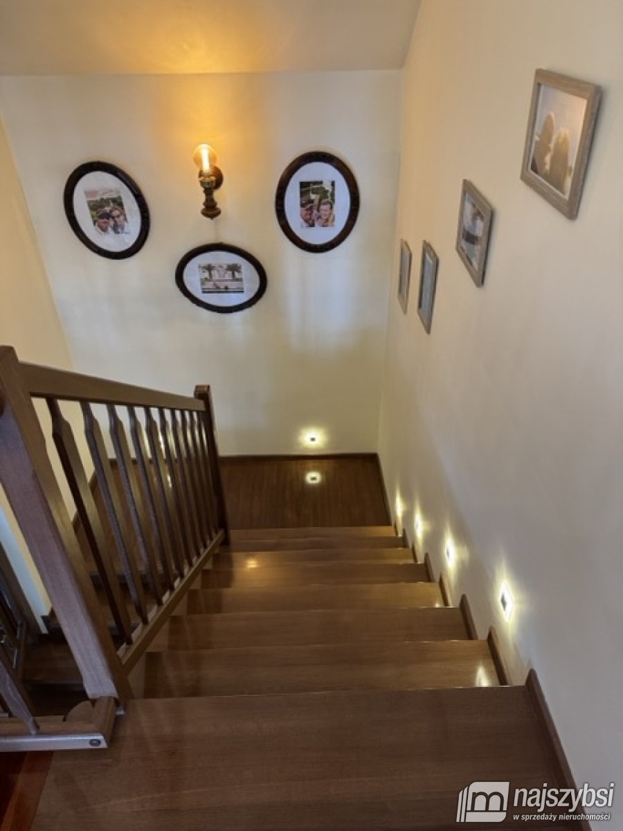 Dom z garażem i pięknym ogrodem (27)