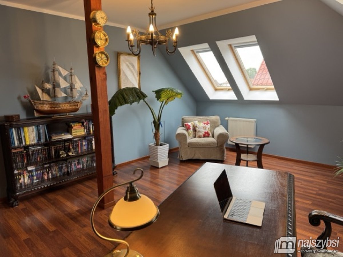 Dom z garażem i pięknym ogrodem (28)