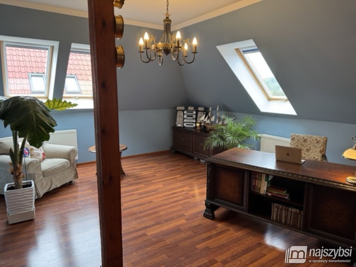 Dom z garażem i pięknym ogrodem (29)