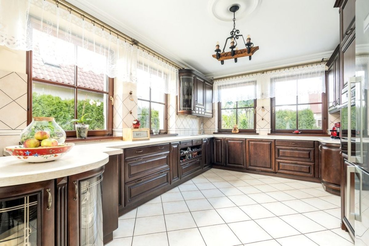 Dom z garażem i pięknym ogrodem (3)