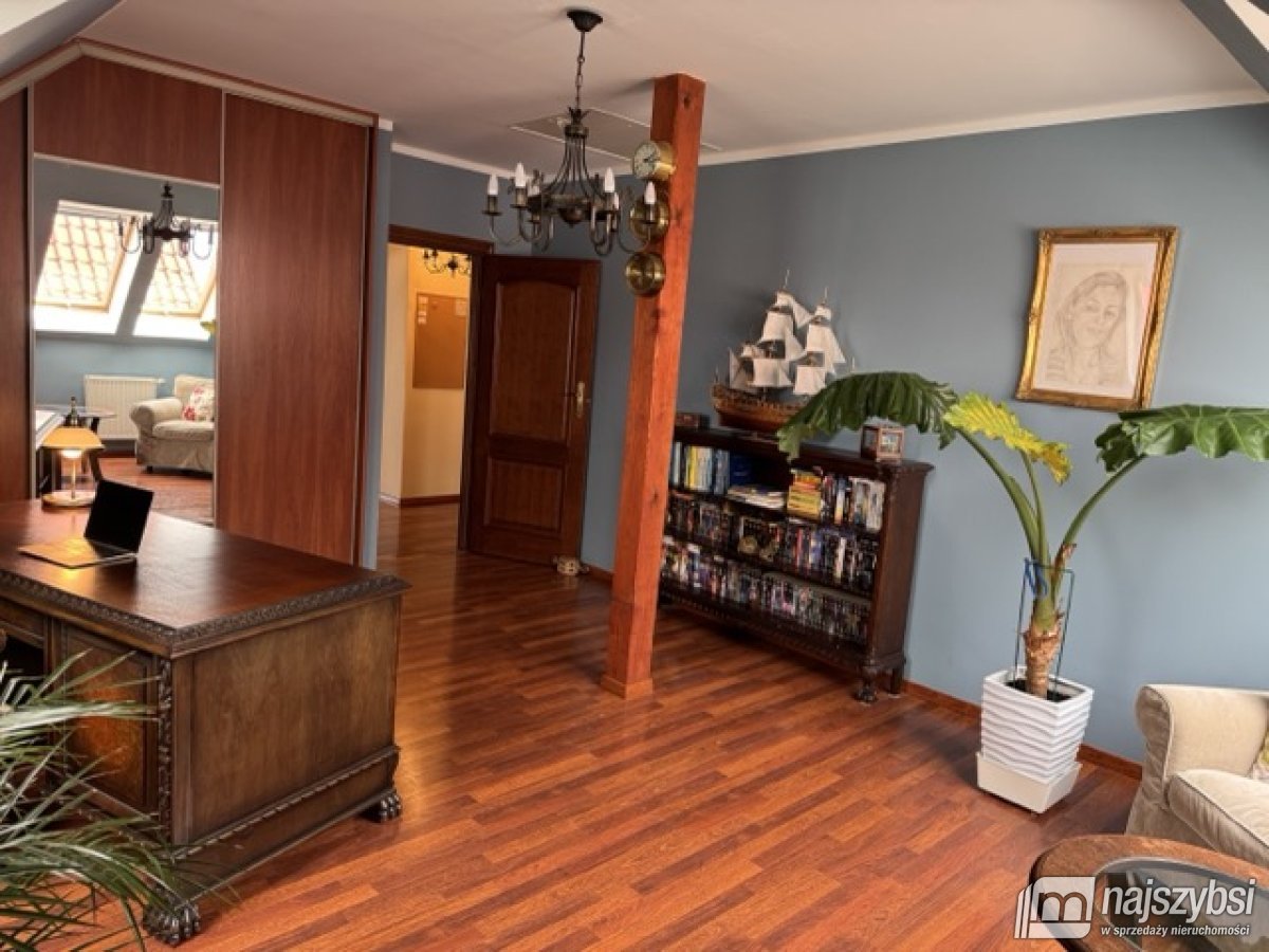 Dom z garażem i pięknym ogrodem (30)