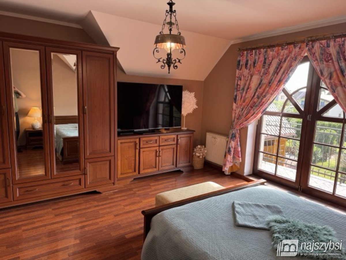 Dom z garażem i pięknym ogrodem (31)