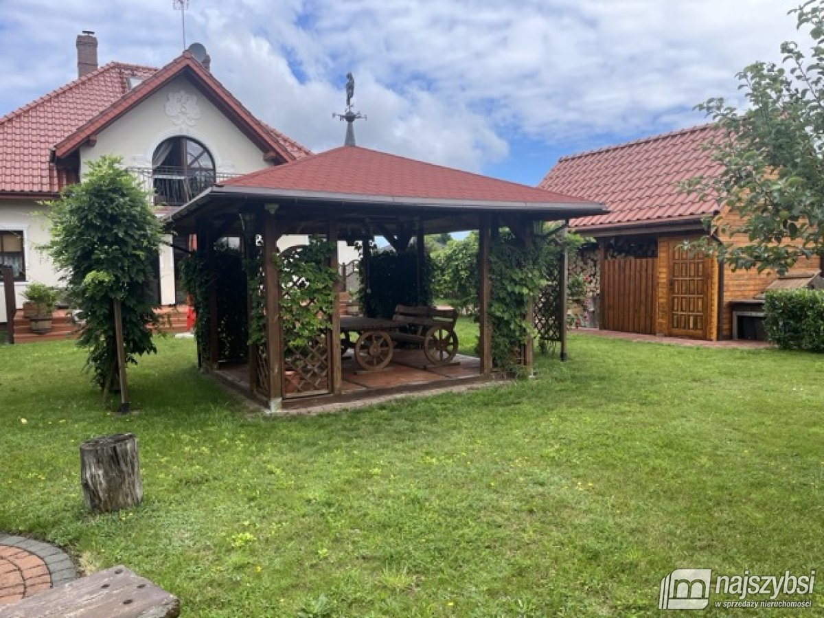 Dom z garażem i pięknym ogrodem (33)