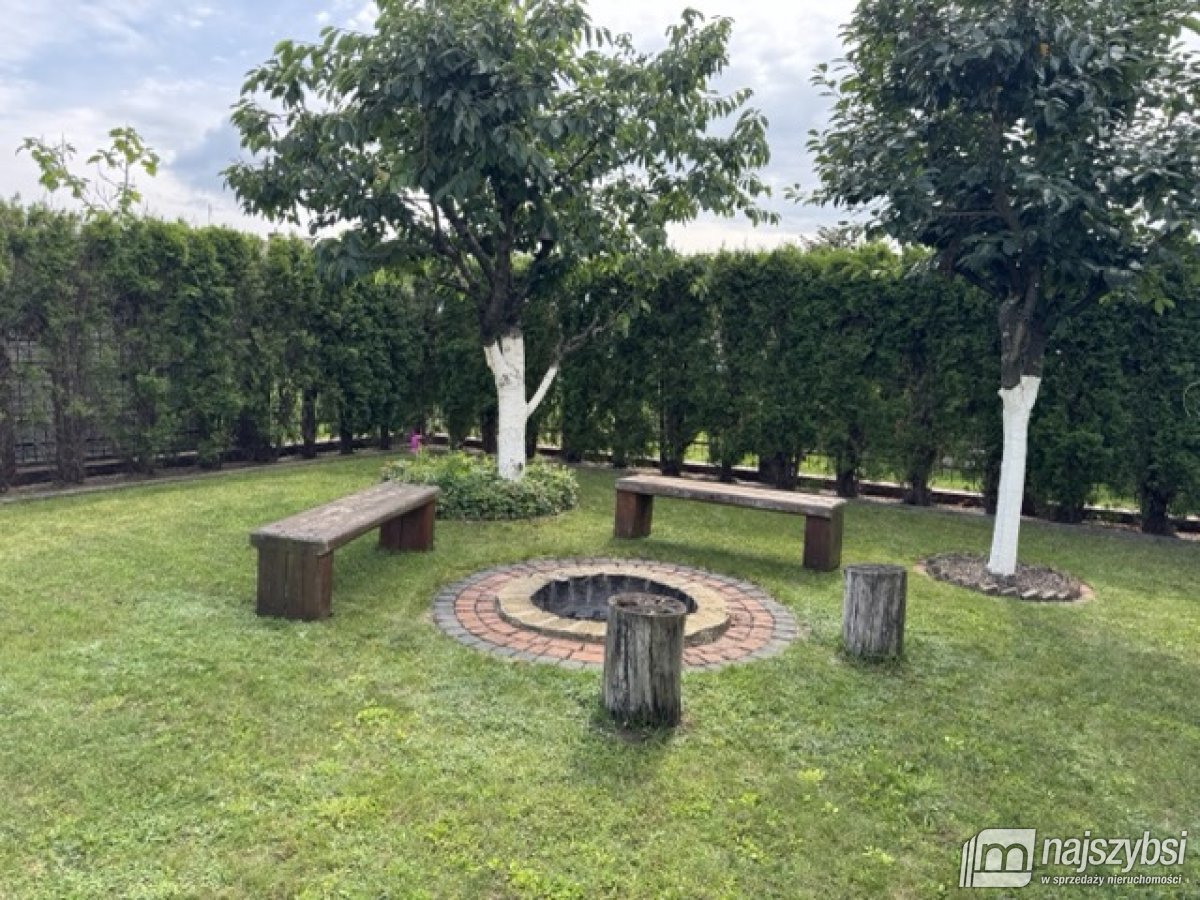 Dom z garażem i pięknym ogrodem (34)