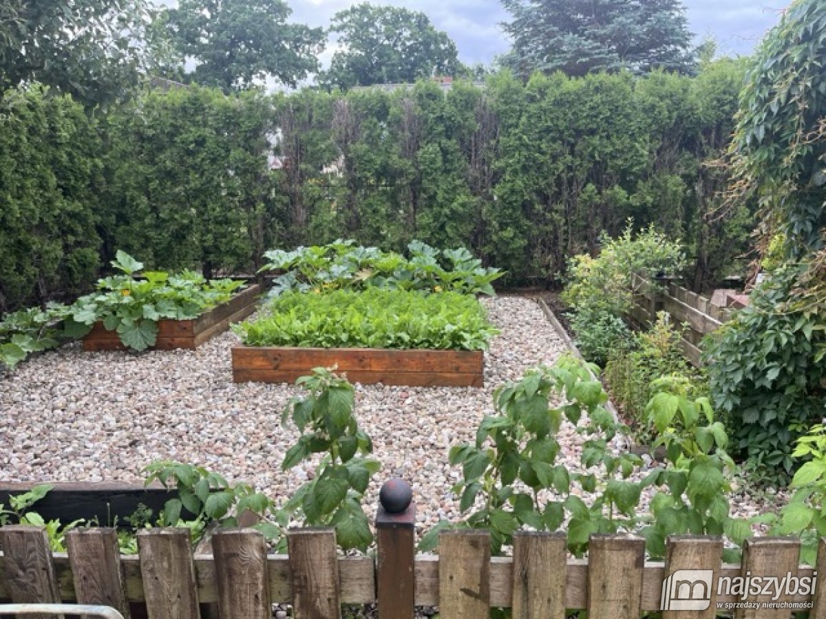 Dom z garażem i pięknym ogrodem (35)