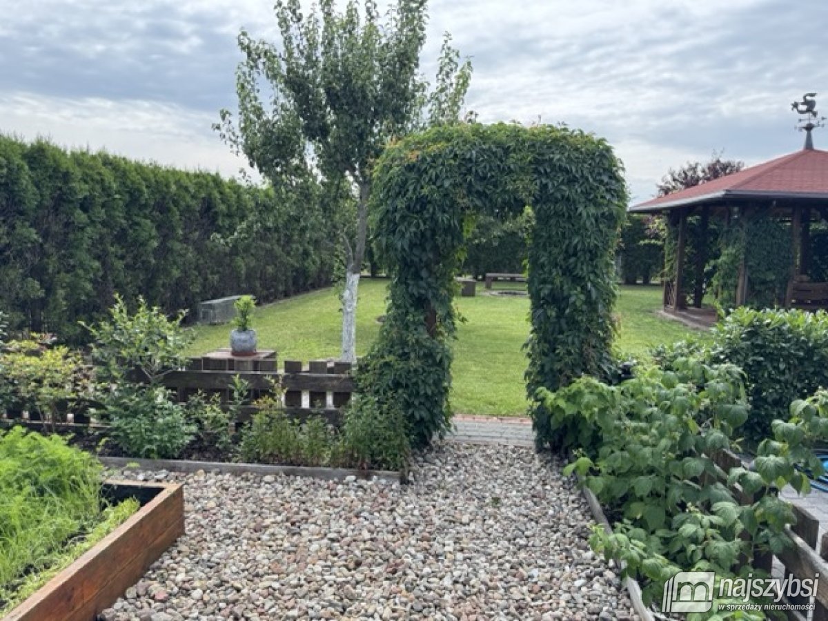 Dom z garażem i pięknym ogrodem (36)