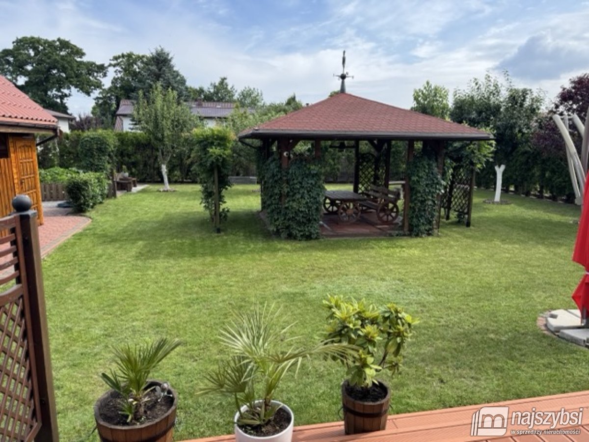 Dom z garażem i pięknym ogrodem (37)