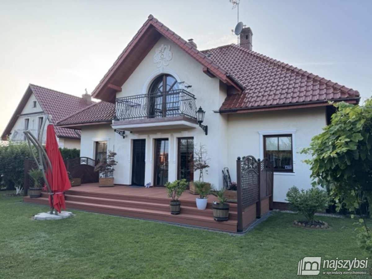 Dom z garażem i pięknym ogrodem (38)