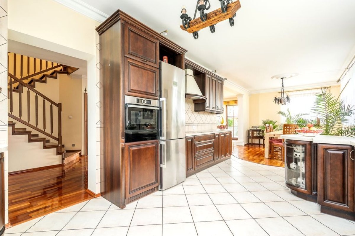 Dom z garażem i pięknym ogrodem (4)