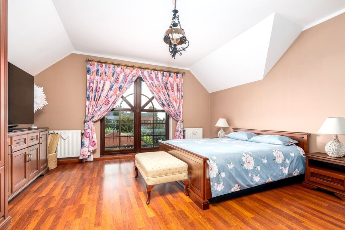 Dom z garażem i pięknym ogrodem (6)