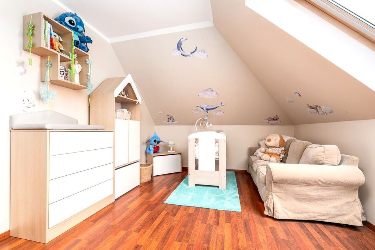 Dom z garażem i pięknym ogrodem (7)