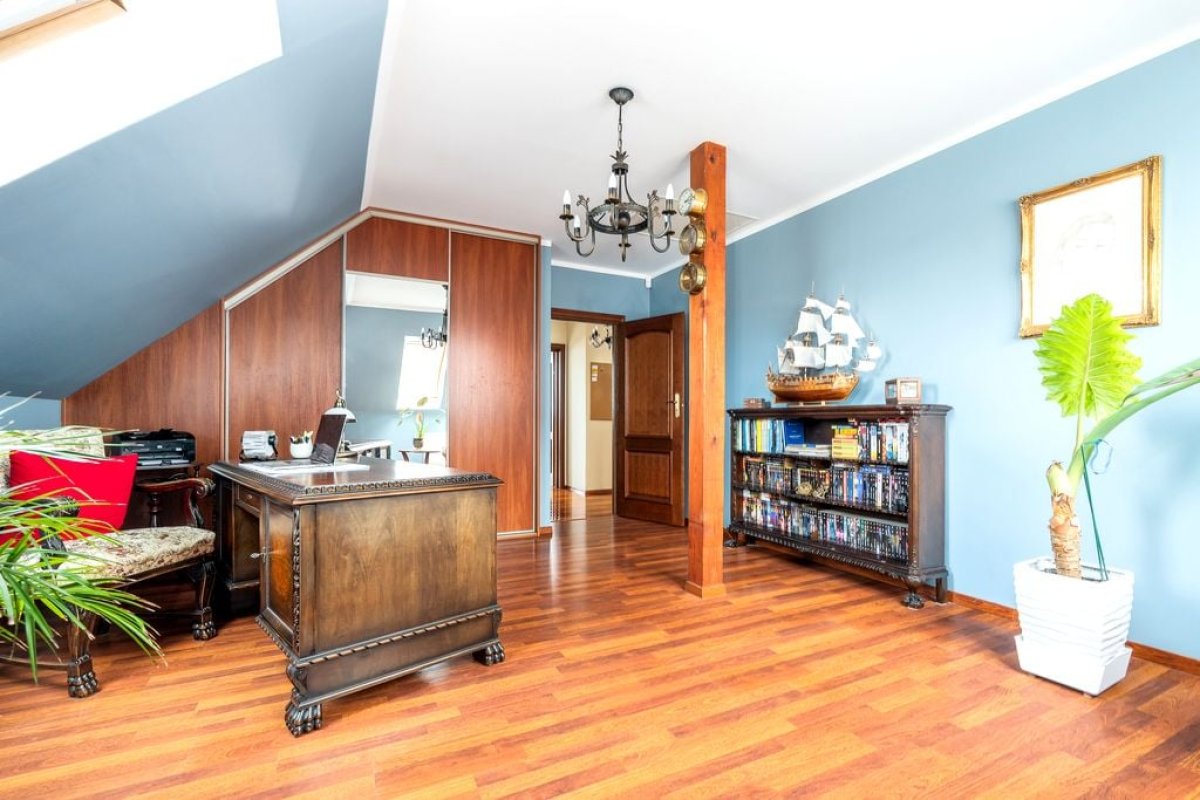 Dom z garażem i pięknym ogrodem (8)