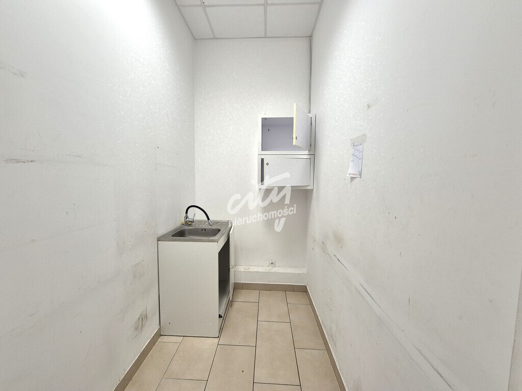 Lokal z witryną 70 m2, parter (9)