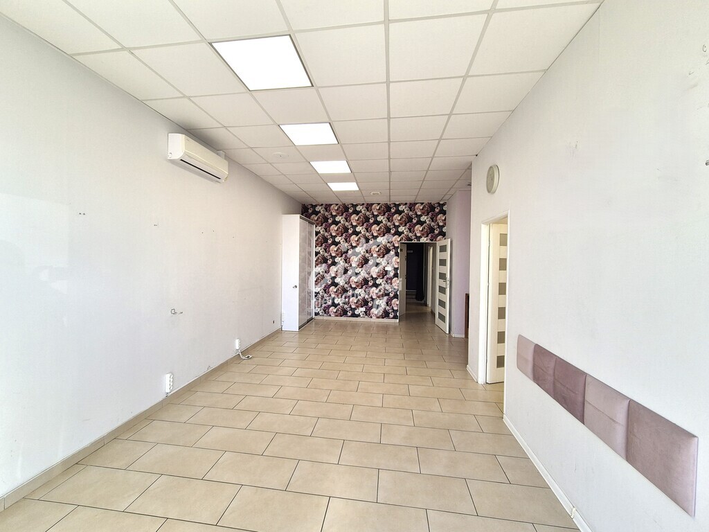 Lokal z witryną 70 m2, parter (2)