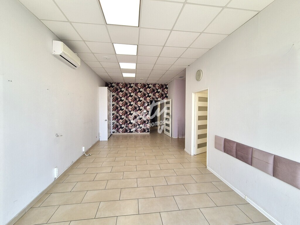 Lokal z witryną 70 m2, parter (1)