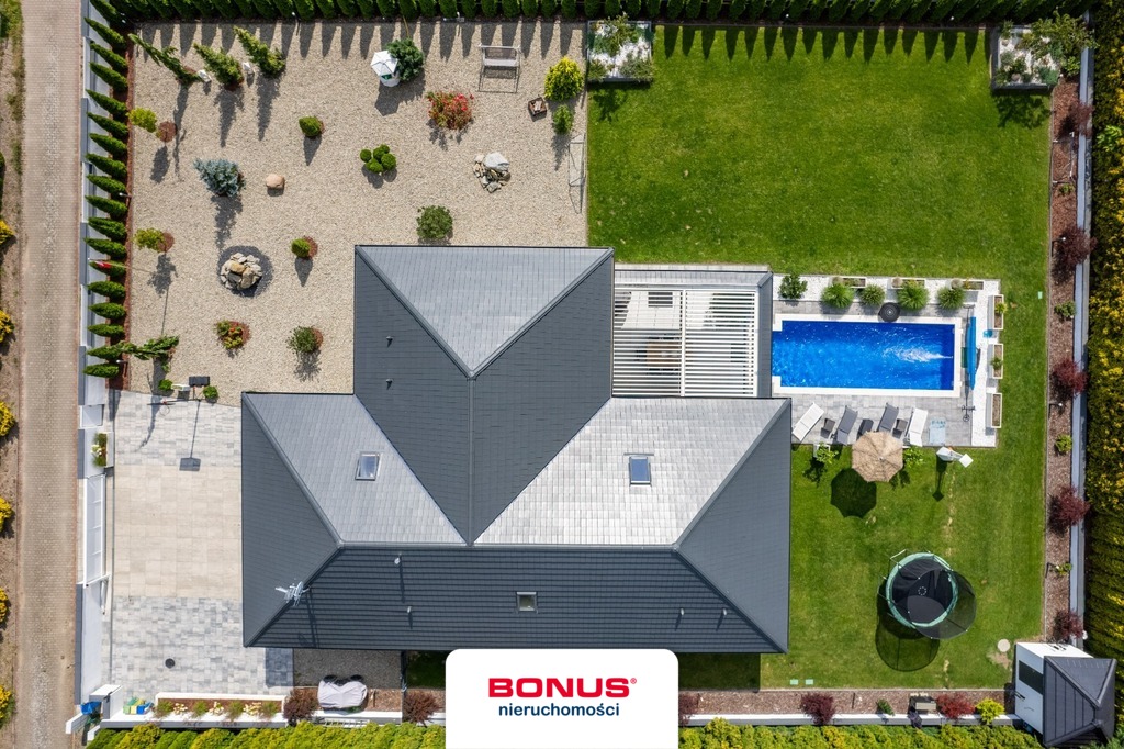 Luksusowy dom parterowy z basenem. (2)