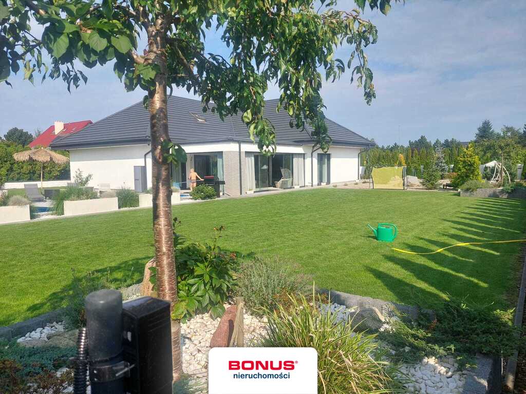 Luksusowy dom parterowy z basenem. (3)