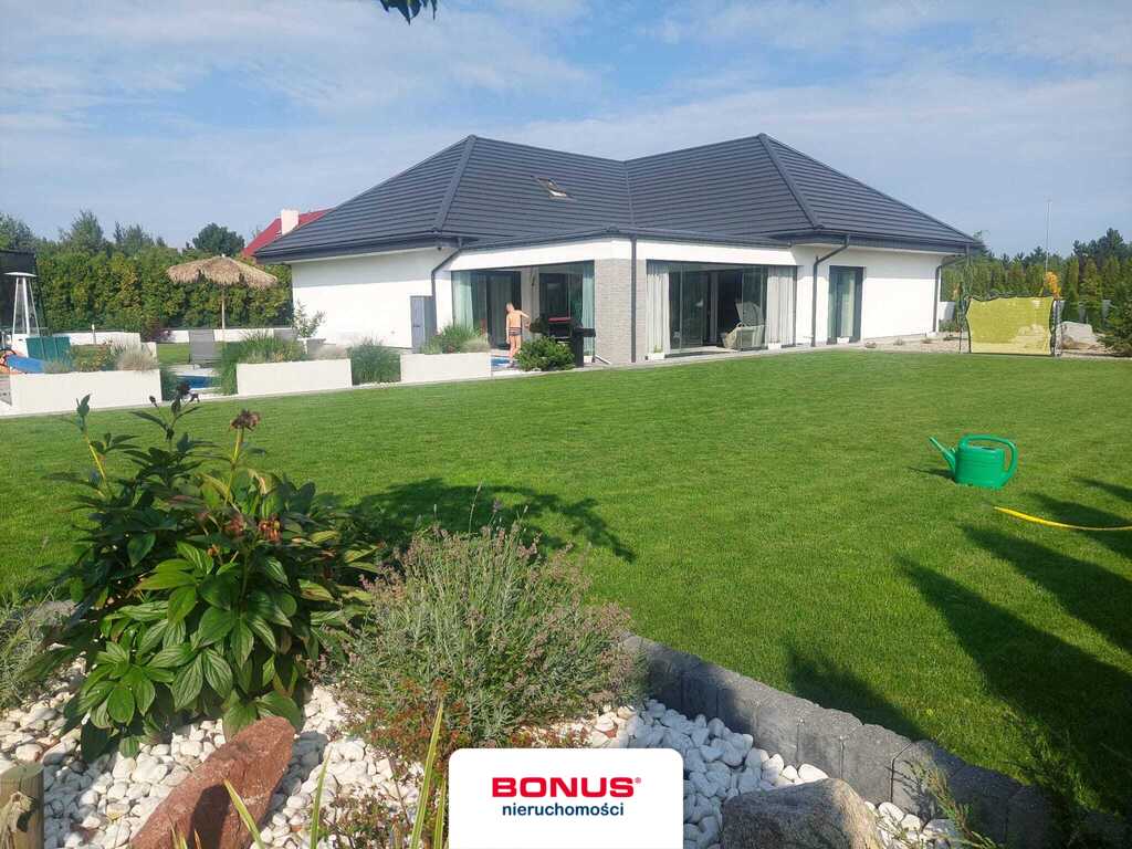 Luksusowy dom parterowy z basenem. (4)