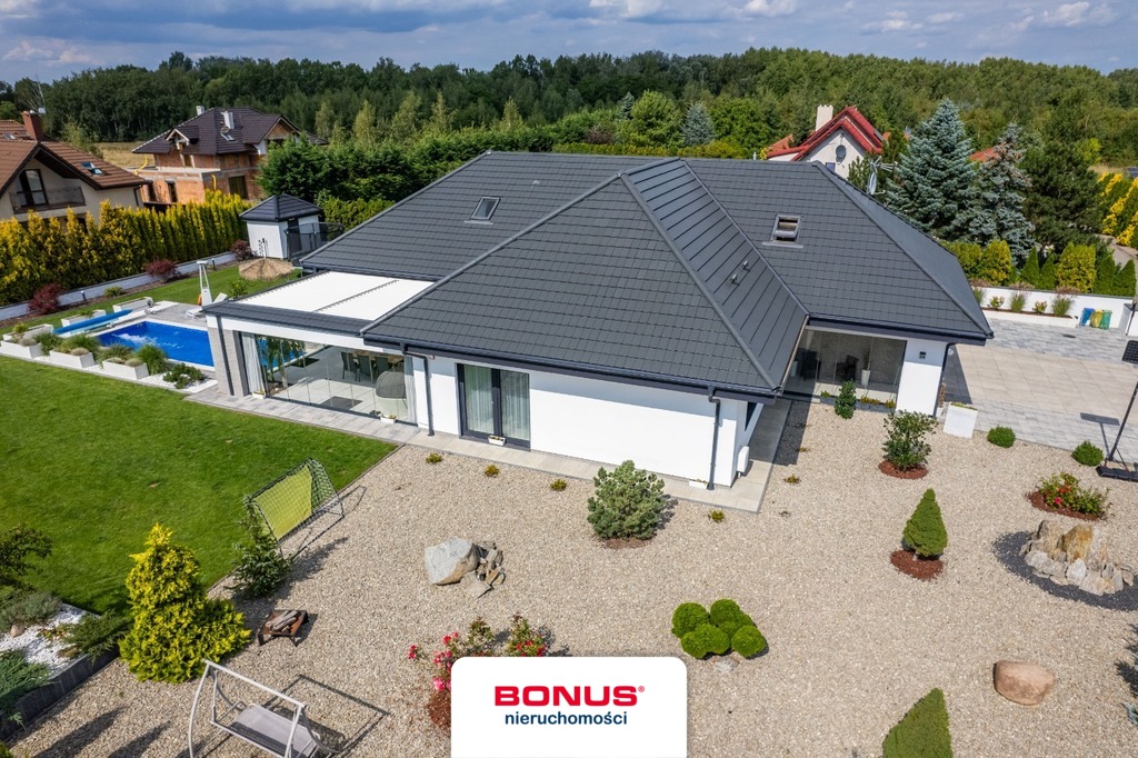 Luksusowy dom parterowy z basenem. (7)