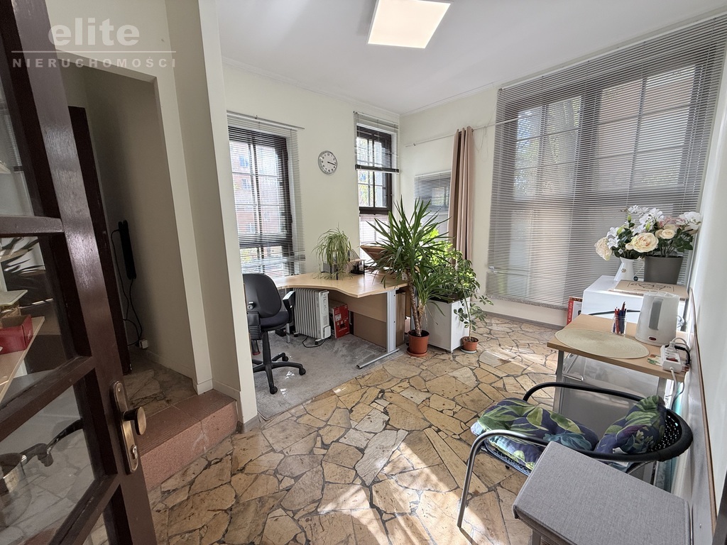 Budynek handlowo usługowy blisko Galaxy i Oxygen. (11)