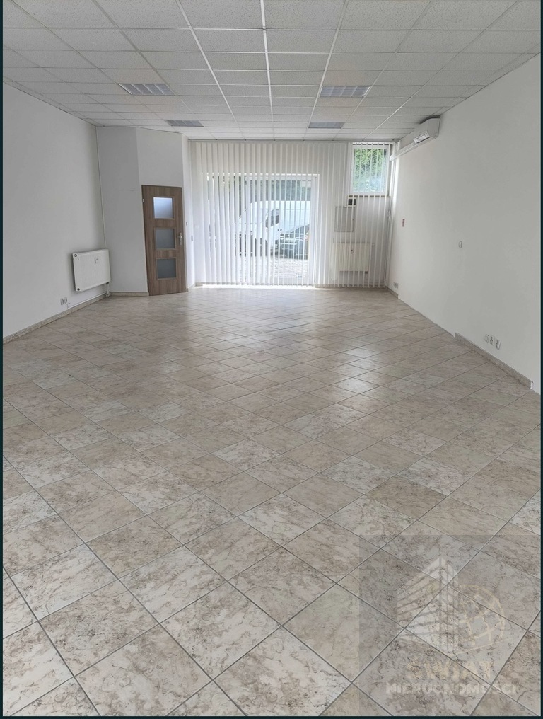 Lokal z witryną 68m2 na wynajem (1)