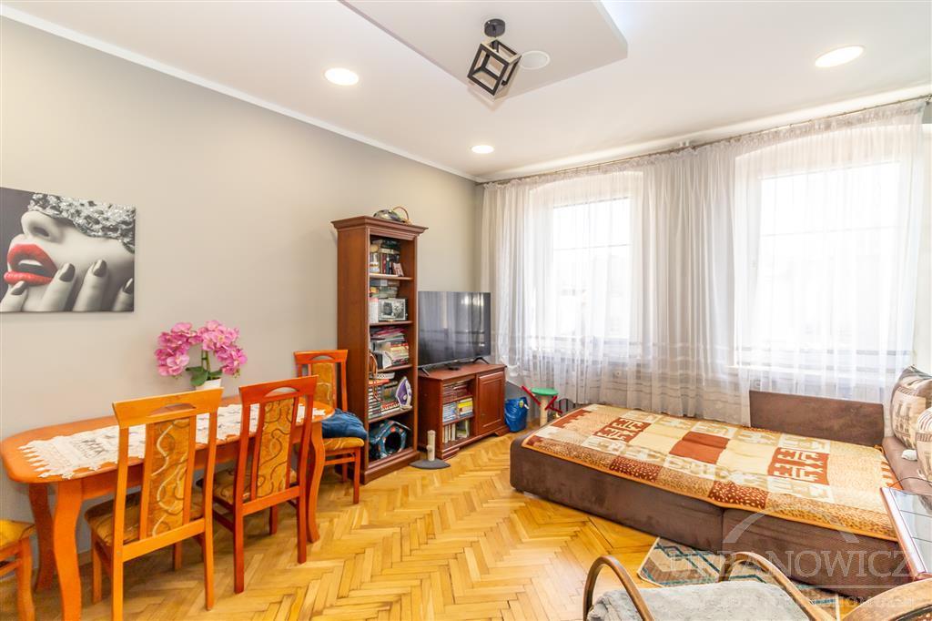 3-pokojowe mieszkanie na 1 piętrze w centrum. (3)