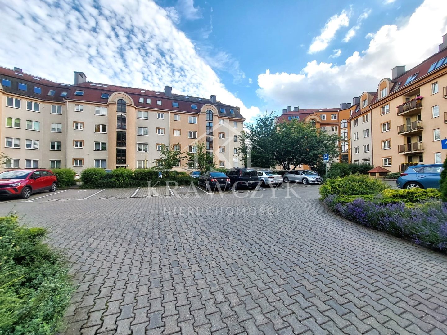 Na sprzedaż przestronna kawalerka blisko centrum (1)