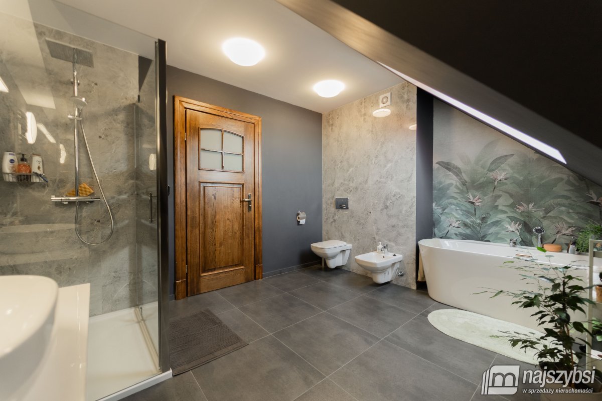 Łaniewo - komfortowy dom, duża działka, magazyn  (32)