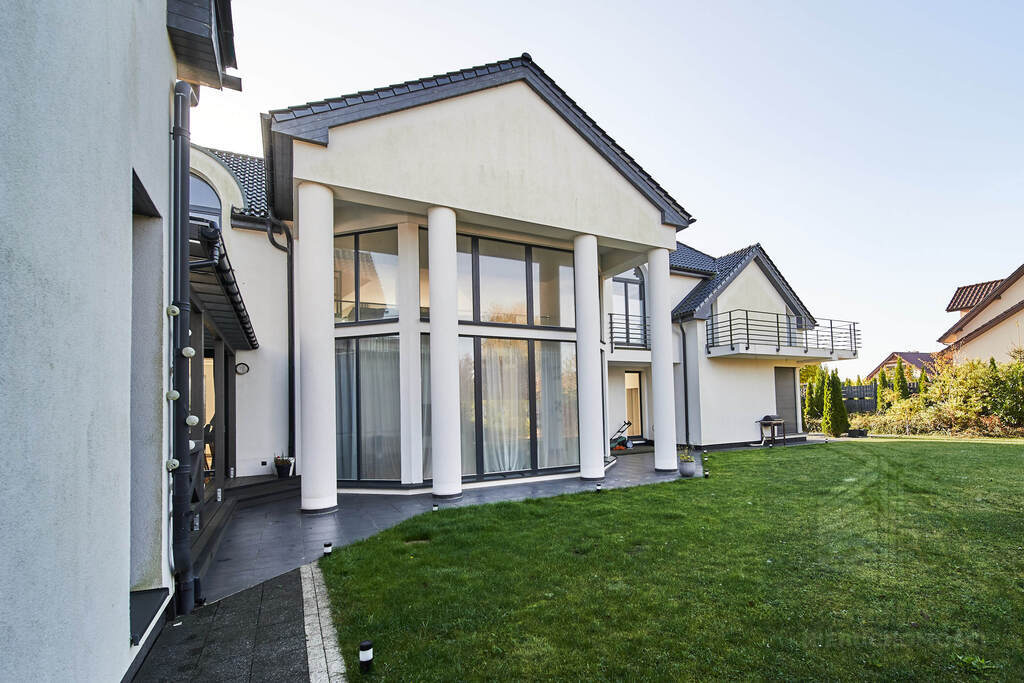 Nowoczesna Rezydencja w Dobrej (6)