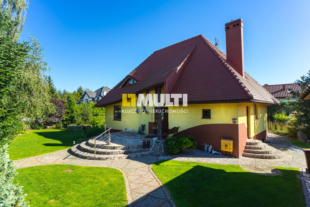 Nietuzinkowa nieruchomość w Dobrej. (1)