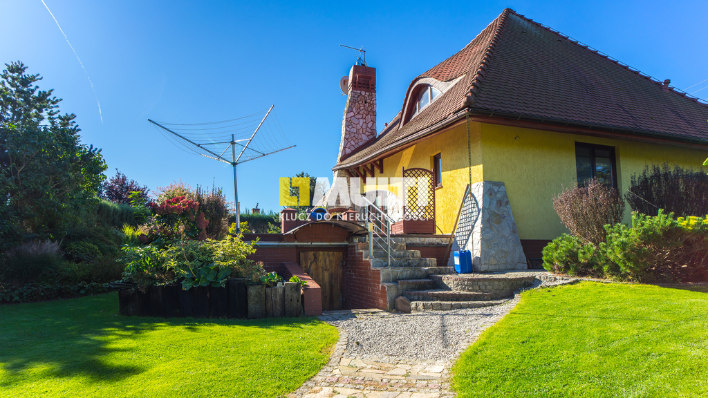 Nietuzinkowa nieruchomość w Dobrej. (3)