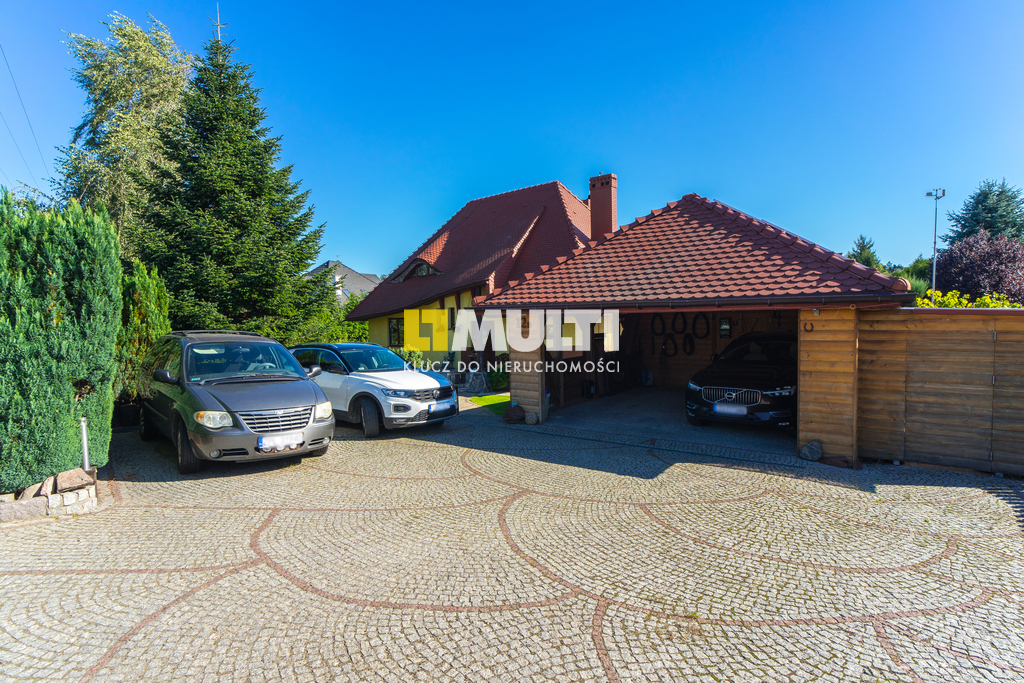 Nietuzinkowa nieruchomość w Dobrej. (19)