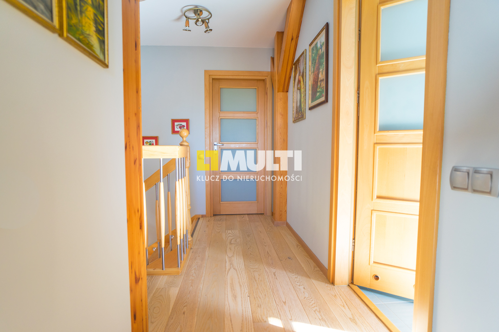 Nietuzinkowa nieruchomość w Dobrej. (10)