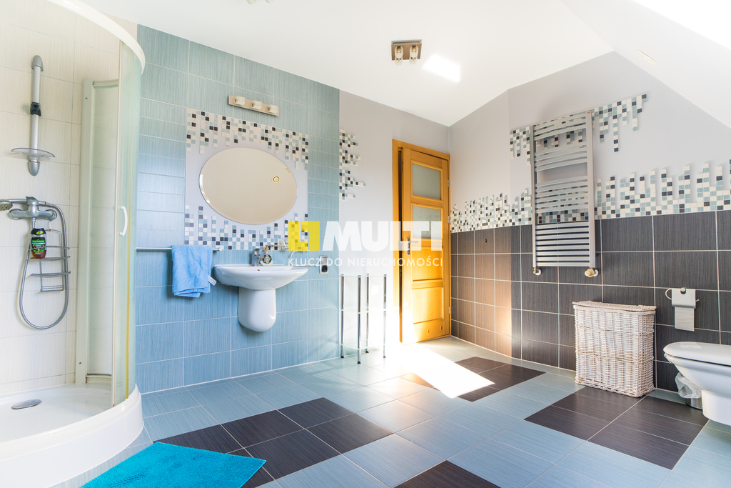 Nietuzinkowa nieruchomość w Dobrej. (13)