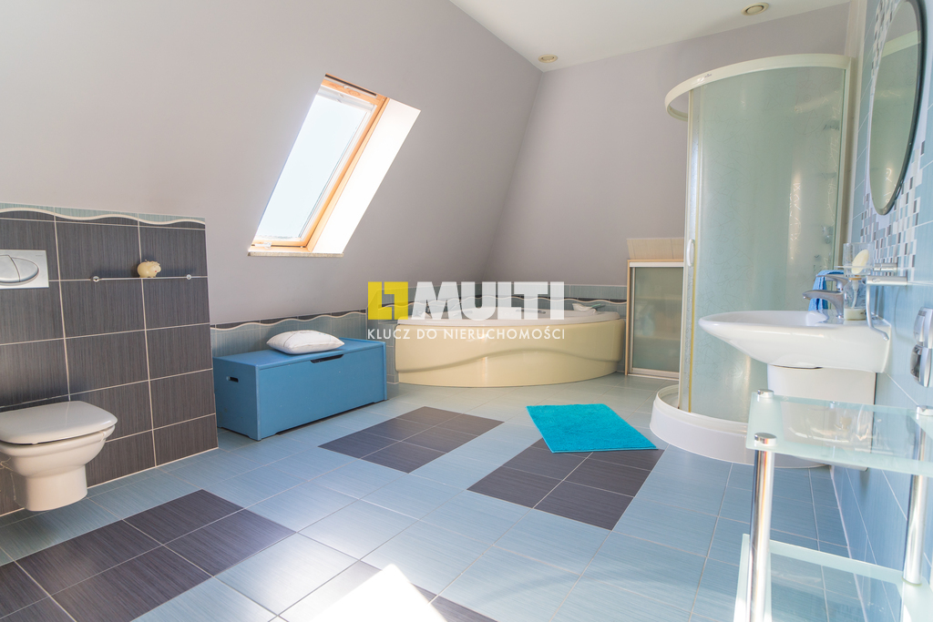 Nietuzinkowa nieruchomość w Dobrej. (14)