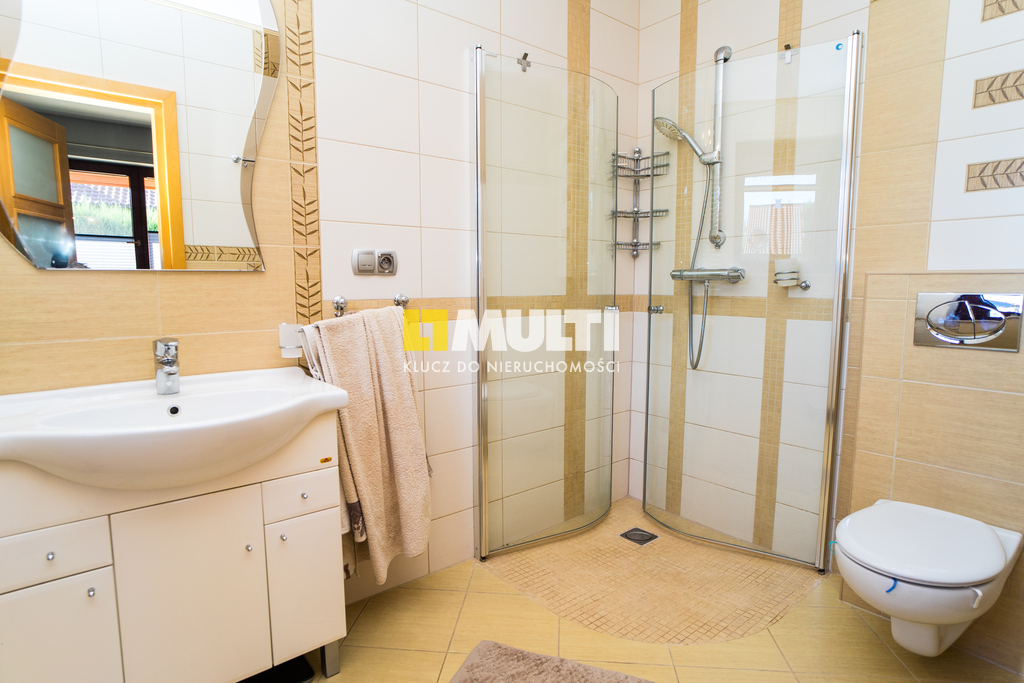 Nietuzinkowa nieruchomość w Dobrej. (9)