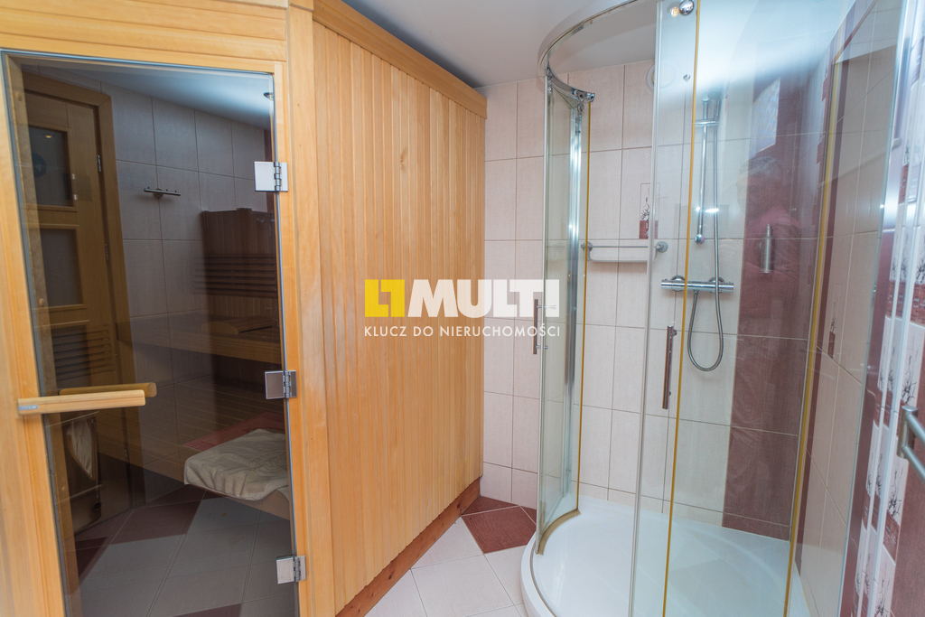 Nietuzinkowa nieruchomość w Dobrej. (16)